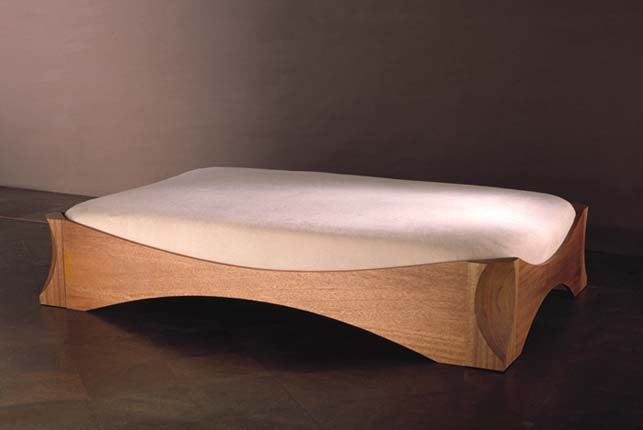 Bett aus Merantiholz